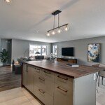 Cuisine moderne ouverte sur salon lumineux.