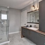 Salle de bain moderne avec douche à l'italienne.