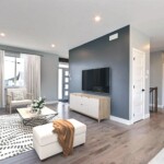 Salon moderne avec mobilier minimaliste et murs gris.