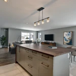 Cuisine moderne avec îlot central en bois.