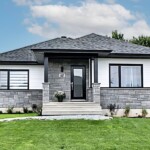 Maison moderne en pierre avec jardin vert